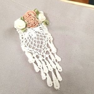 WHITE LACE & Silk ROSES pin